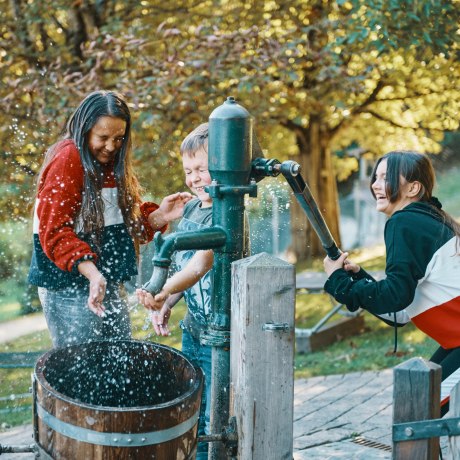 Wasser pumpen, stauen. Das Element Wasser ist für jeden spannend.