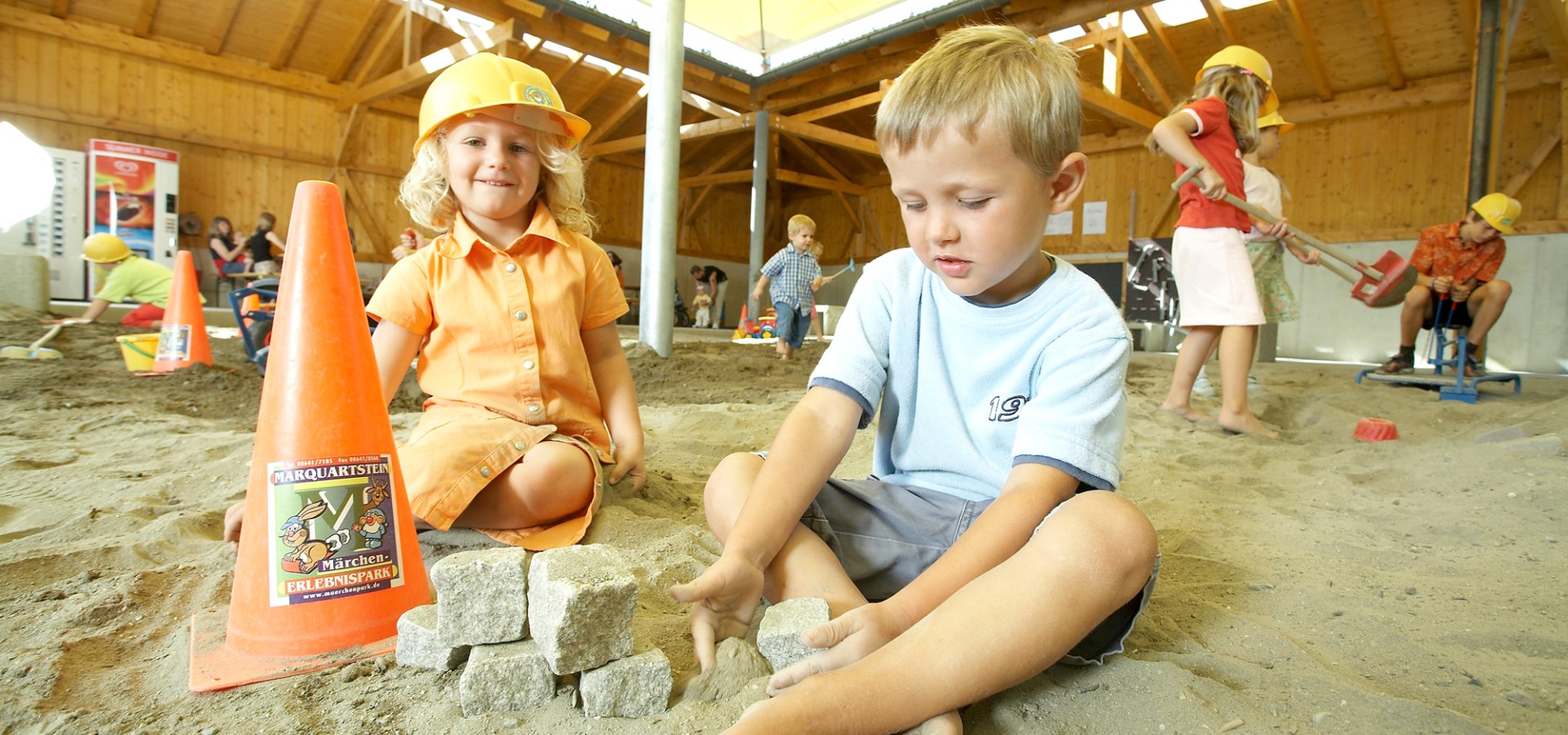 Der überdachte Kinder-Bauhof ist eine unserer vielen Allwetter-Attraktionen