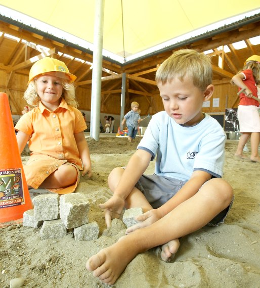 Der überdachte Kinder-Bauhof ist eine unserer vielen Allwetter-Attraktionen