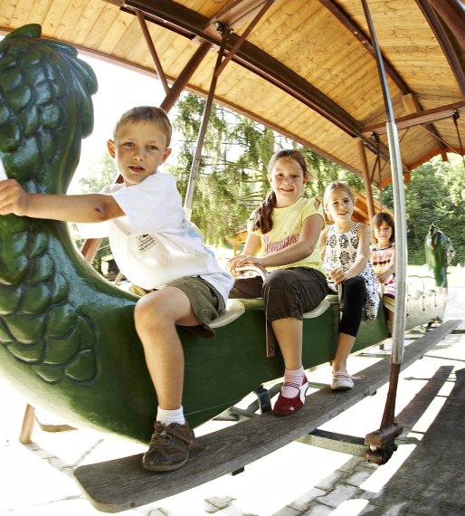 Die Drachenschaukel im Abenteuerspielplatz ist bei allen sehr beliebt